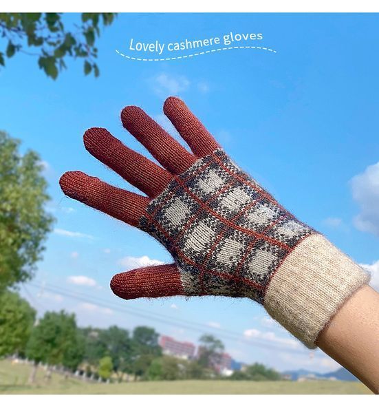 Рукавички жіночі зимові Fashion коричнево-сірі вовняні в клітинку фото