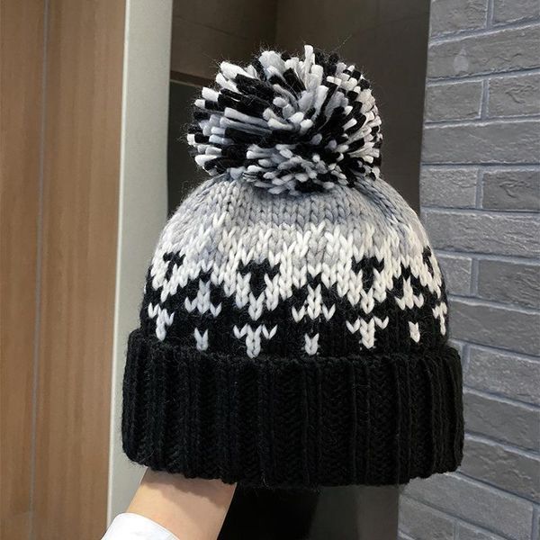 Зимова шапка з помпоном в корейському стилі Fashion бежево-біла 56-58 фото