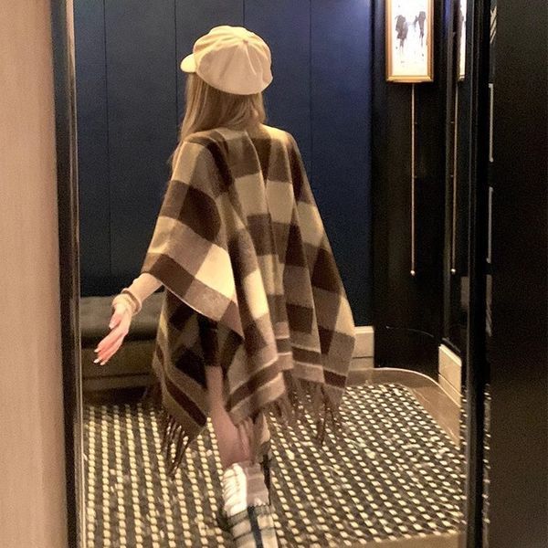 Жіночий шарф-накидка Fashion коричневий фото