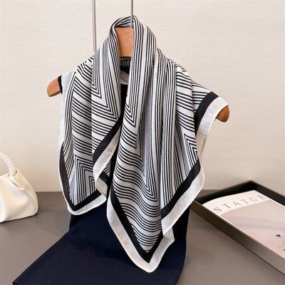 Жіночий шовковий шарф Fashion Трикутники молчний/чорний 68x68 см фото