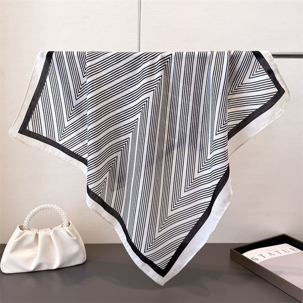 Жіночий шовковий шарф Fashion Трикутники молчний/чорний 68x68 см фото
