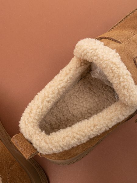 Жіночі зимові черевики угги Leathershoes 5557 бежеві натуральна замша фото